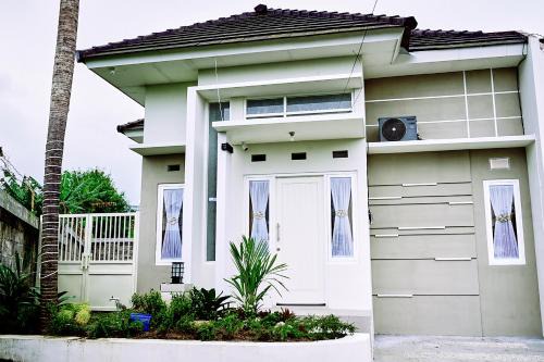 Sidomulyo House | Sky Jade Villa
