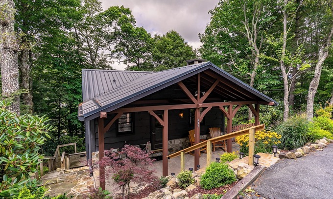Blowing Rock Cabin | Sky Laurel Cottage - 3 bed 2 bath home, 1 mile Walk to Blowing Rock, pet friendly