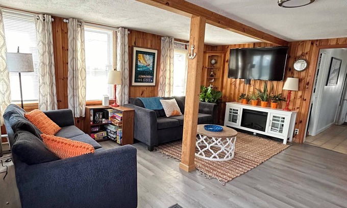 Old Lyme Cottage | Sky of Blue, Sea of Green - family and pet friendly - walking dist from Beach!