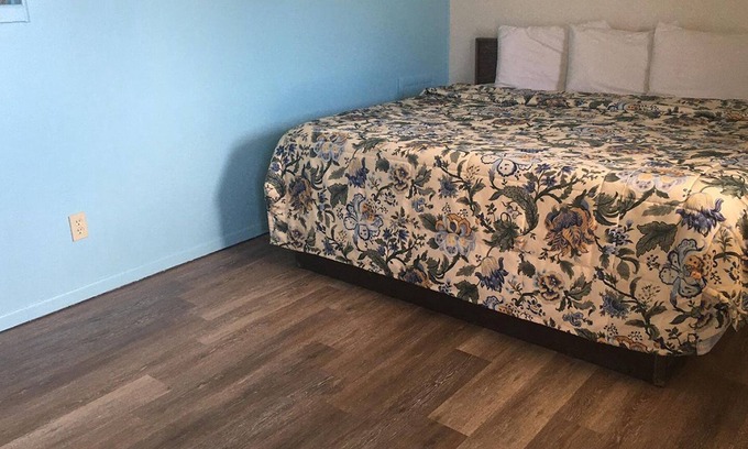 El Dorado House | Sky-Palace Inn and Suites El Dorado - 1 King Bed NS