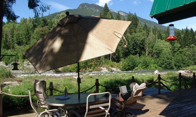 Skykomish Ski Chalet | SKY RIVER CHALET- ON THE RIVER WITH A VIEW OF THE MOUNTAINS & NEARBY HIKING