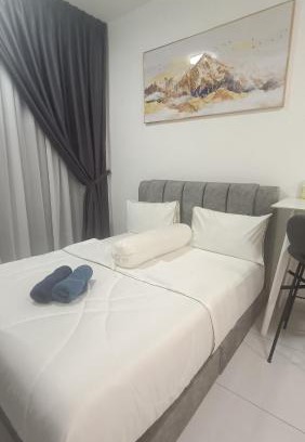 Bukit Indah Apartment | Sky Trees 2 Guests Nflix Balcony Aeon Pool