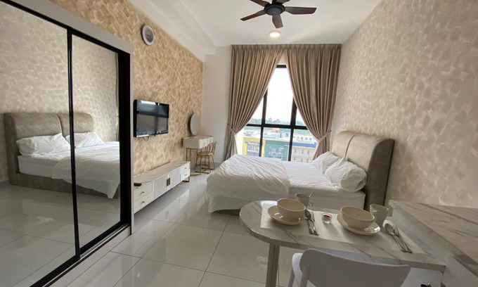 Bukit Indah Apartment | Sky Trees Nflix Make Up Table with Pool & Facilities