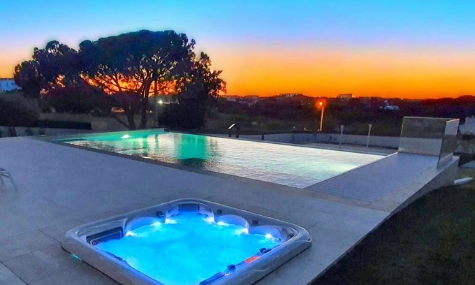 Olhos D'Agua Villa | Sky Villa by Laranjal Rentals