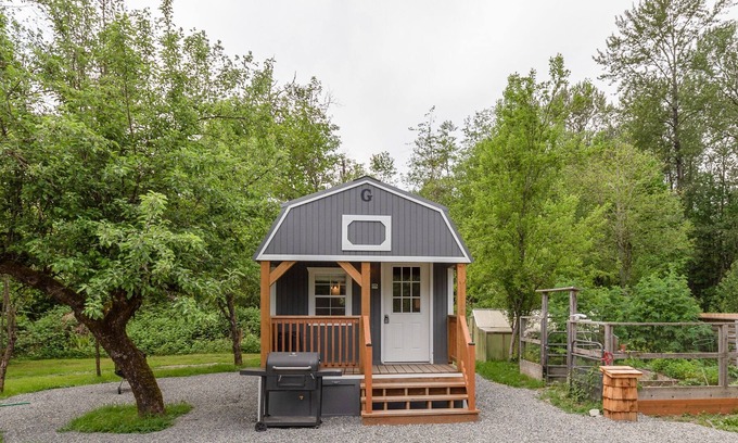 Monroe House | Skyko Estate Tiny House -beachfront, pet friendly, near wine country+hikes