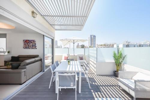 Tel Aviv City Center Apartment | Skylight 3BR in Bograshov by HolyGuest