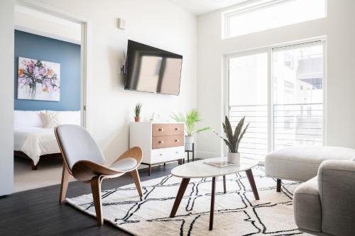 Highland House | Skyline Blue Modern Loft - Zuni Lofts