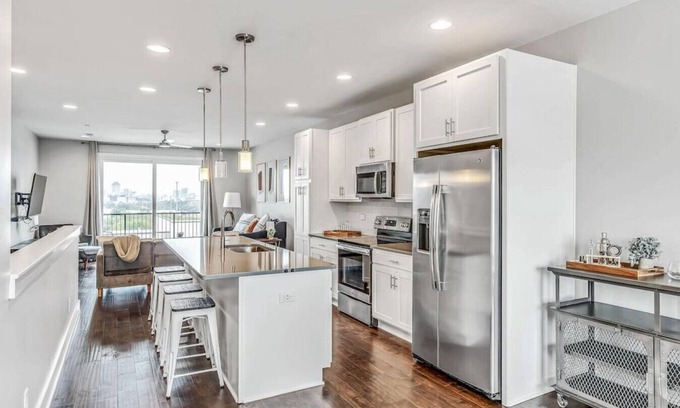 Katie Hill Neighborhood House | Skyline Deck/2 Miles to Broadway