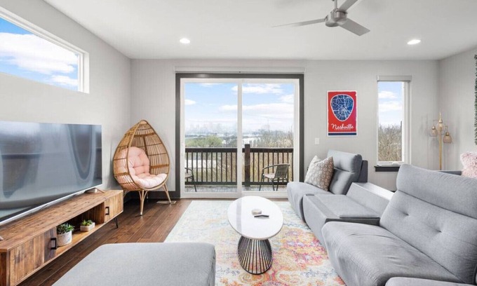 Katie Hill Neighborhood House | Skyline Deck/2 Miles to Broadway