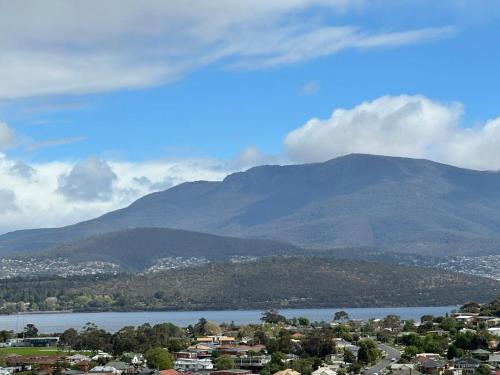 Lindisfarne House | Skyline Serenity House - Close to city and airport