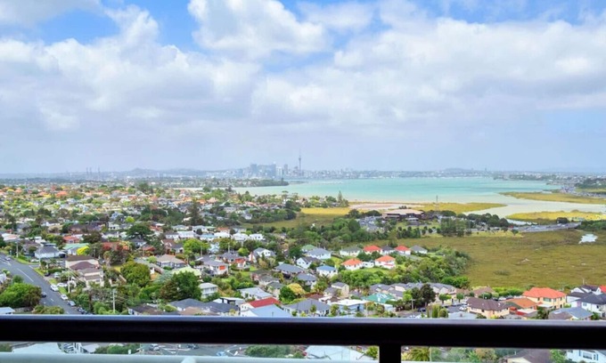 Takapuna Apartment | Skyline Sojourn Studio with Parking and Sea Views