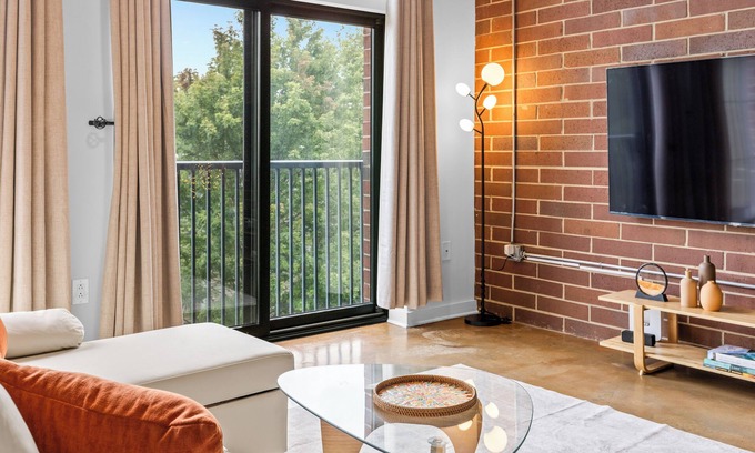 Fourth Ward Apartment | Skyline Vibes, Walk to Stadium, Long Stay Ready
