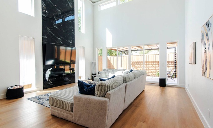 West Dallas House | SkyLuxe Five Modern 5BR/3.5BA Rooftop + Photo Studio with a Private Office