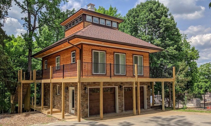 Lookout Valley Neighborhood Association Apartment | Skyuka Chalet Wooded Retreat | Spa, Pool, Firepit
