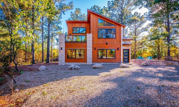 Broken Bow Cabin | SkyView: 2 BR + Loft, 2 Bath, Sleeps 6