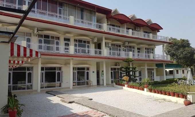 Kishangarh Hotel | Skyview Stays I Party Lawns I Adjacent The Good Club I 1km Sukhna lake,Rock Garden & High Court I
