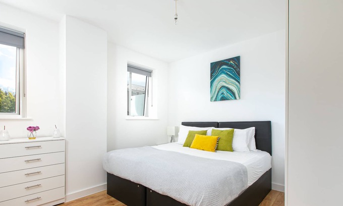 Grange House | SKYVILLION - 4BED HOUSE WITH GARDEN + PARKING NEAR The Galleria+University