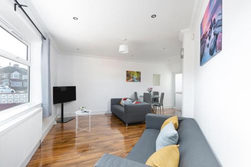 Turkey Street Apartment | Skyvillion - London Enfield 4 Bedroom Cosy House Free Parking Garden