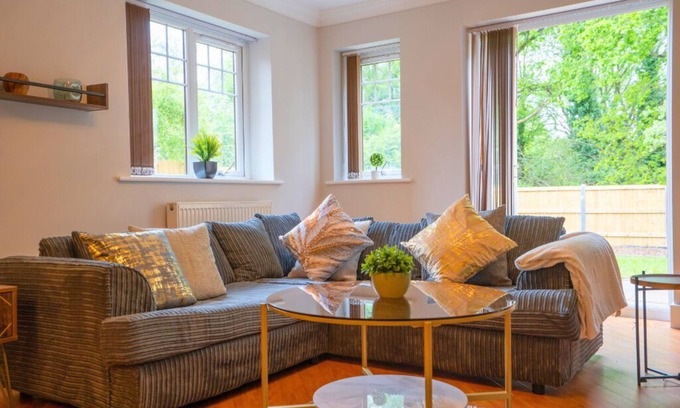 Marston Green House | Skyward Hse: 5BR 3Bath Balcony - Near HS2/NEC/BHX