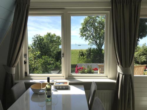 Stavoren Apartment | Slapen aan het IJsselmeer - with SEAVIEW and SUNSET