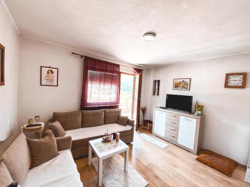 Konjic Apartment | Slatki dom Fireplace