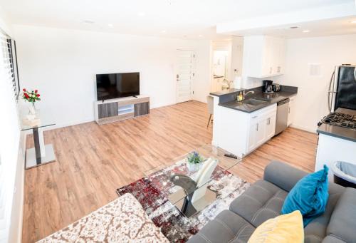 Wilshire Apartment | Sleek 1-Bedroom Apartment with AC & gated Parking space