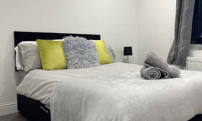 Waddon Apartment | Sleek 2 Bed Oasis Croydon -Sunset views - Sleeps 6 - Family Friendly