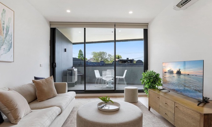 Ivanhoe Apartment | Sleek 2 Bedroom Apartment with Stunning Alfresco