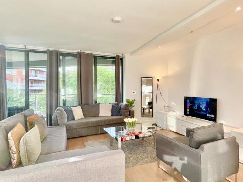 Elephant and Castle Apartment | Sleek 3-bedroom flat with Balcony, Lift access, FREE WiFi in Southwark, Borough near The Shard