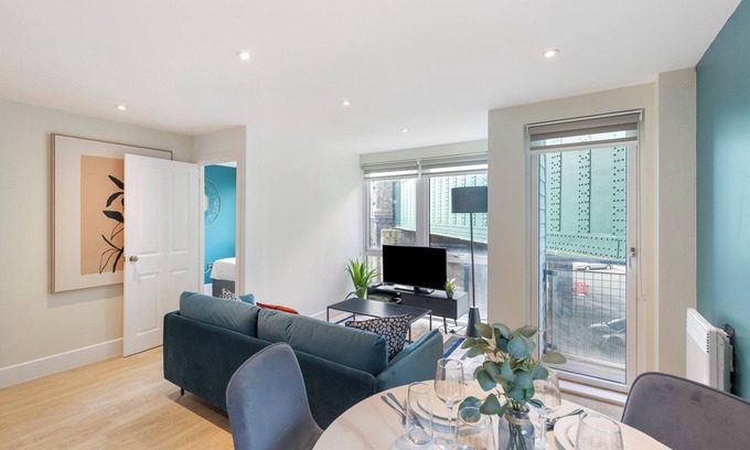 Walworth Apartment | Sleek and Modern 2-BR/1 mile to Borough Market