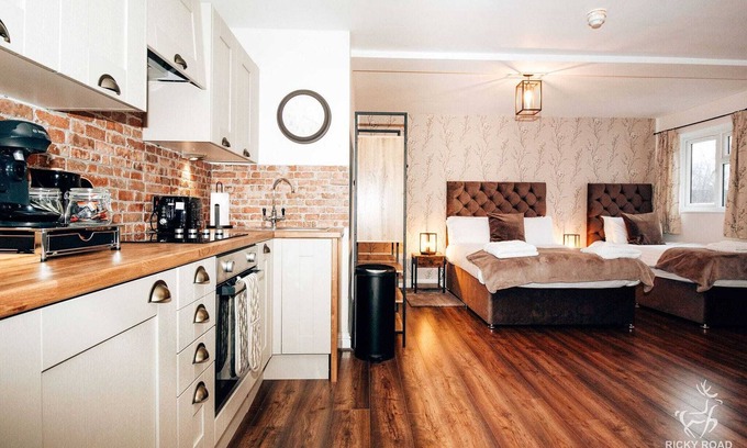 Watford Apartment | Sleek and Pet-friendly Studio Flat with FREE WIFI and PARKING