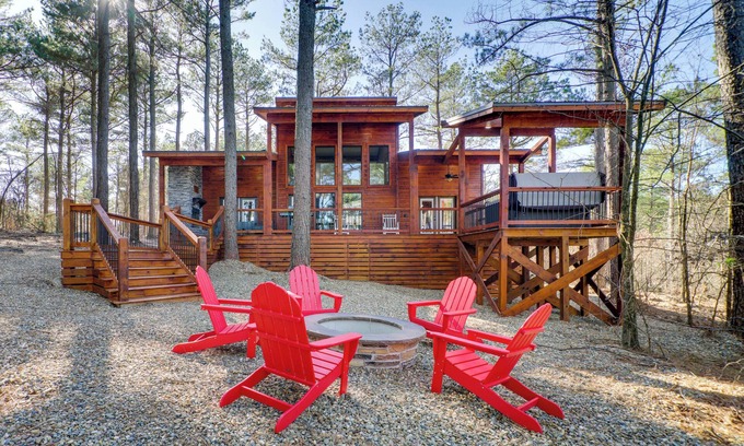 Pickens Cabin | Sleek Cabin w/Hot Tub: 11 Mi to Broken Bow Lake!