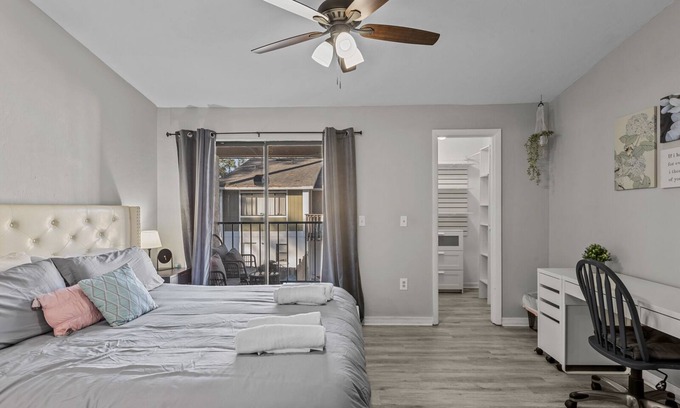 Gainesville Apartment | Sleek condo UF crossing