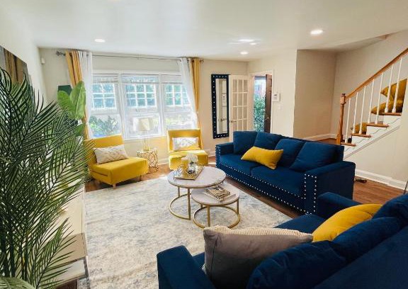 Parkville House | Sleek & Cozy Townhouse in Towson