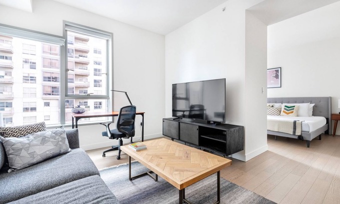 Bunker Hill Apartment | Sleek Downtown 1BR w/Gym, Doorman, Metro Center, by Blueground (LAX371)