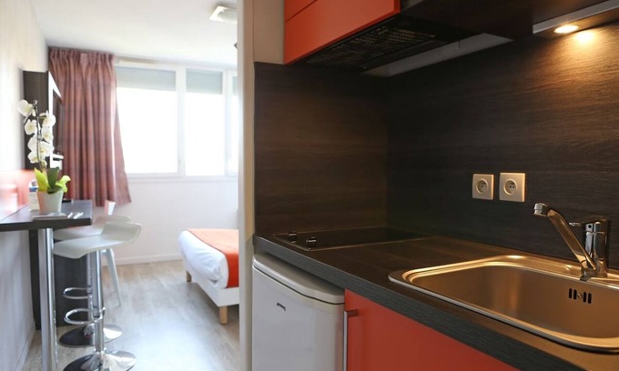 Chevilly-Larue Hotel | Sleek Flat: Great Bedding & Convenient Elevator & Useful Kitchenette