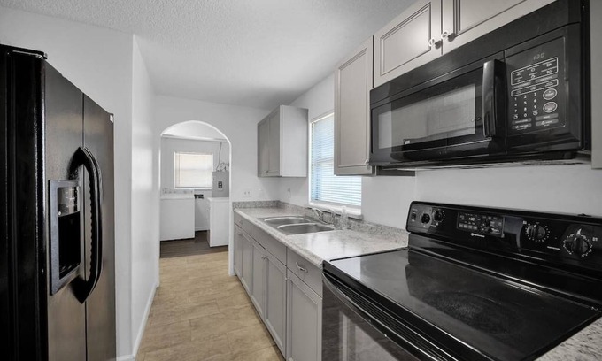 Westside House | ~Sleek Home Sleeps 10 Grill~