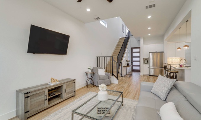 Garden Oaks House | Sleek Home w/Screened Patio & Yard in Houston!