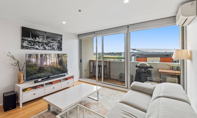 Kensington Apartment | Sleek Kensington 2-Bed with BBQ Area & Gym