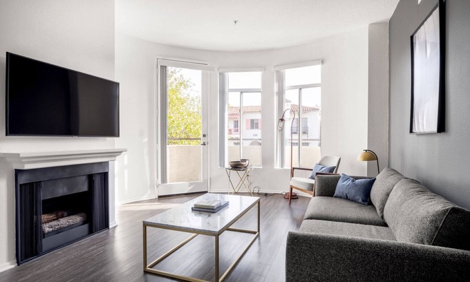 Miracle Mile Apartment | Sleek Mid-Wilshire 1BR w/Rooftop, BBQ’s, nr. The Grove, by Blueground