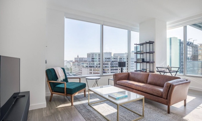 South Beach Apartment | Sleek Rincon Hill 2BR w/Gym, Movie Theater, nr. Facebook by Blueground