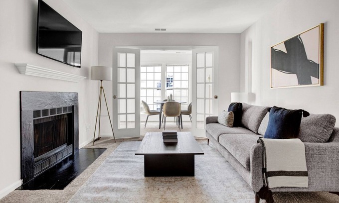 Rosslyn Apartment | Sleek Rosslyn 1BR w/W/D, Gym & Pool, 10 min walk to Metro, by Blueground