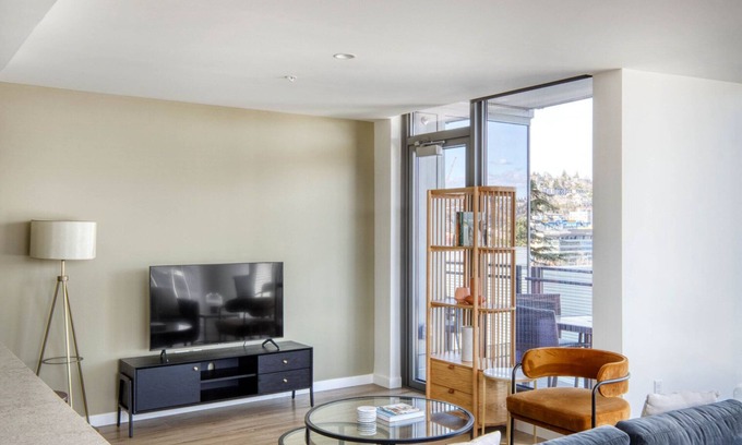 South Lake Union Apartment | Sleek South Lake Union 2BR w/Gym & Roof, nr downtown, by Blueground