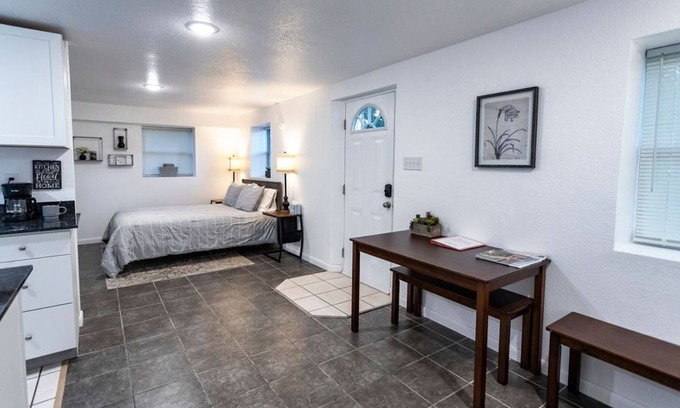 Mid America Apartment | Sleek Studio – Near the Lake and Sam’s Pizza