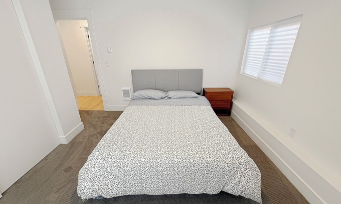 SeaTac House | Sleep 17, 8 room, 4 bath, 2 units Seatac no fly zone WiFi, AC