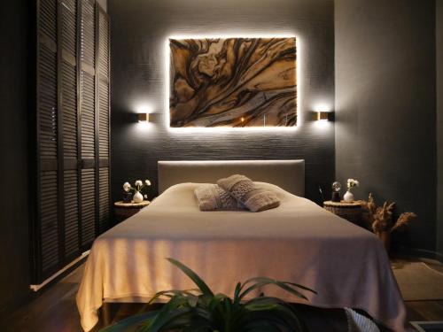 Antwerp Apartment | SLEEP INN - Black and Gold Loft Antwerp Cityview