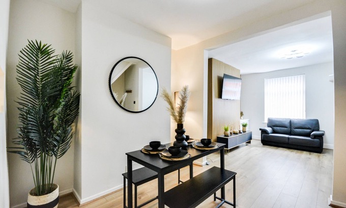 Liverpool House | Sleep Upto 5 Guests, Great Location & Free Parking