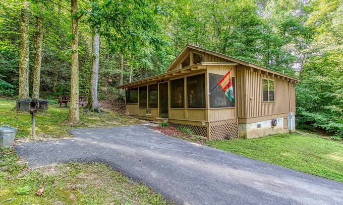 Gatlinburg - Pigeon Forge Cabin | Sleeping Bear Hideaway - Sleeps 2