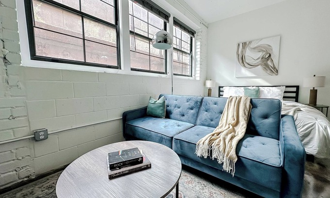 Old Town Apartment | Sleepover: Beautiful Studio + Parking - Wichita