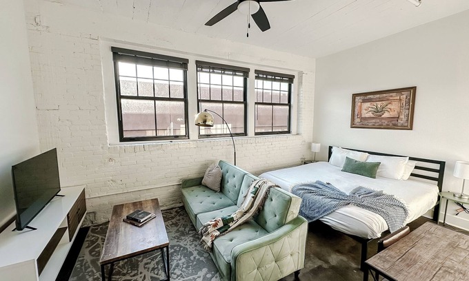 Wichita Apartment | Sleepover: Lively Studio + Parking - Wichita